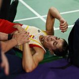 Carolina Marín adolorida en el suelo.