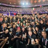 La delegación mexicana dentro del stade de france festejando sus logros