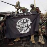 Integrantes de Boko Haram con bandera yihadista.