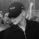 Bizarrap lució sin gorras ni lentes en partido de Lionel Messi