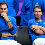 Rafael Nadal estuvo presente en el último juego de Roger Federer (Reuters)