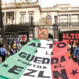 Protesta a favor del EZLN en la Segob.
