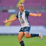 Charlyn Corral celebrandon un gol.