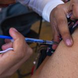 Vacuna Pfizer actualizada contra covid-19 aplicada a una persona