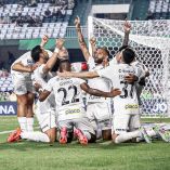 Jugadores de Santos celebrando de rodillas en el césped.