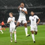 Ollie Watkins saltando para celebrar su gol.