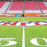 Logo de la NFL en un campo de futbol.