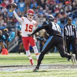 Patrick Mahomes lanzando un pase.