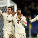 Michael Olise celebrando su anotación.