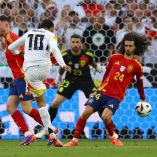 Marc Cucurella tapando el tiro de Musiala con la mano.