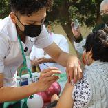 Personal de salud vacuna a una mujer contra covid-19