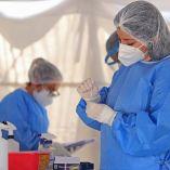 Enfermeras cubiertas de pies a cabeza para evitar contagiarse de covid-19