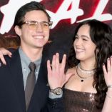 Mary Mouser y Tanner Buchanan anuncian su compromiso