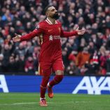 Mohamed Salah celebrando con los brazos abiertos.