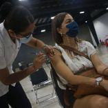 Personal de salud vacuna a una joven contra covid