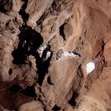 Imagen satelital del glaciar Lewis en el monte Kenia, tomada el 31 de agosto de 2024. Se observa la drástica reducción del hielo debido al aumento de temperaturas y la disminución de precipitaciones, afectando los ecosistemas y comunidades locales.