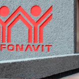 Logo del infonavit en una fachada