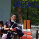 Una mujer porta un cubrebocas afuera del área de urgencias del IMSS