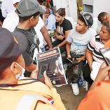 Decenas de personas se congregaron para buscar respuestas de rescatistas y elementos de seguridad.