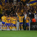 Jugadores del equipo Tigres de la Liga MX celebran junto a su afición en el estadio Universitario