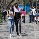 Pareja de novios caminan por La Alameda