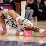 Jayson Tatum tendido sobre la duela.