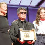 Las actrices Cate Blanchett y Juliette Binoche flanquean al director Jafar Panahi.
