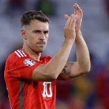 Aaron Ramsey aplaudiendo.