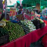 La inflación interanual de México aceleró en mayo, comerciantes y clientes en un mercado