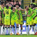 Jugadores de Australia celebrando abrazados.