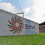 Logo de la Liga de Expansión en una cancha del futbol mexicano.
