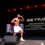 EU prohíbe visas al dúo punk Bob Vylan tras polémica actuación en Glastonbury