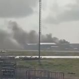 Columna de humo tras la caída de un helicóptero militar en el aeropuerto de Mogadiscio