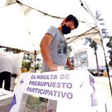 Habitante de la CDMX votando por el presupuesto participativo.