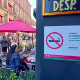 Mensaje que prohíbe fumar al entrar a un establecimiento