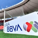 Logo de Liga MX junto a una portería.