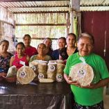 Las tostadas, que son de diversos tamaños, colores y sabores, son preparadas por mujeres costeñas.