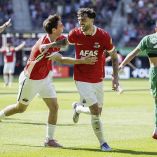 Mateo Chávez celebrando con Troy Parrott.