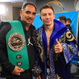Gennady Golovkin junto a su entrenador Abel Sánchez, quien ahora analiza el reto de Crawford frente a Canelo Álvarez (X @GGGBoxing)