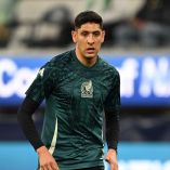 Edson Álvarez en un calentamiento.