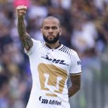 Dani Alves con el puño derecho en alto.