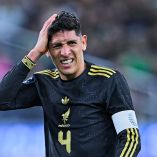 Edson Álvarez con la mano derecha en la cabeza.