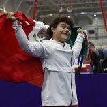 Lorenzo Zaragoza con la bandera de México.
