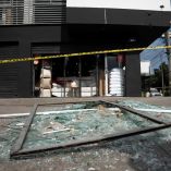 Escena de destrucción tras el atentado con camión bomba en Cali: vidrios rotos, cinta de precaución y daños estructurales en un local comercial cercano a la explosión, ocurrida frente a una base militar y que dejó seis muertos y más de 60 heridos.