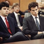 Erik y Lyle Menéndez sentados en la sala del tribunal durante su juicio en Los Ángeles en 1993, vestidos con trajes oscuros, en una imagen histórica ampliamente difundida por los medios de comunicación estadounidenses por la magnitud y atención mediática del caso.