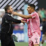 Luis Suárez discutiendo con un miembro del cuerpo técnico.