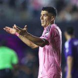 Luis Suárez protestando.