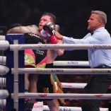 Ante Crawford, Canelo sufrió su tercera derrota (Reuters)