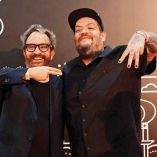 Alejandro Tavares,  director de Filma Jalisco, y Pato Machete, en la pasada entrega del premio Ariel en Puerto Vallarta.