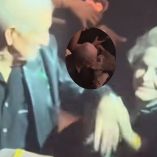 Doña Cuquita besa a su hermano mayor en concierto.